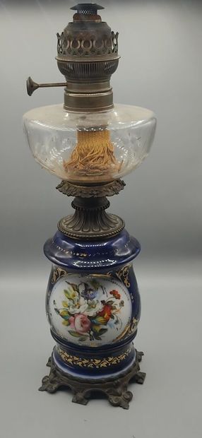 BAYEUX

Lampe à pétrole en porcelaine bleu...