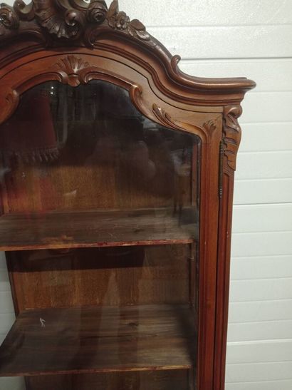 Petite vitrine en bois naturel.

Corniche...