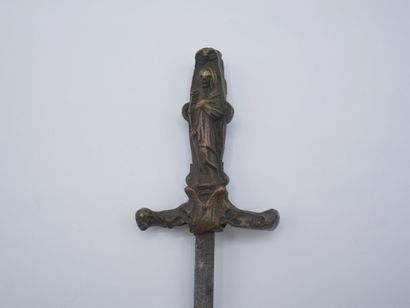 Dague de vertu.

Manche en bronze à décor...