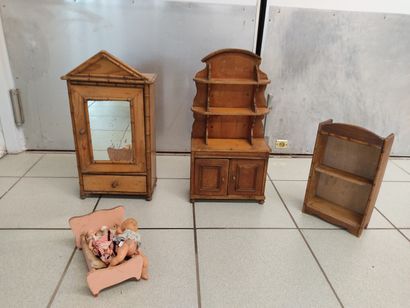 Chambre de poupée comprenant une armoire...