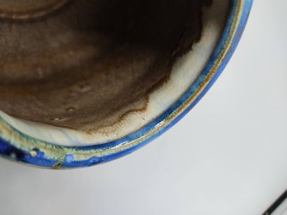 Desvres

Vase piriforme en grès émaillé bleu.

Cachet...