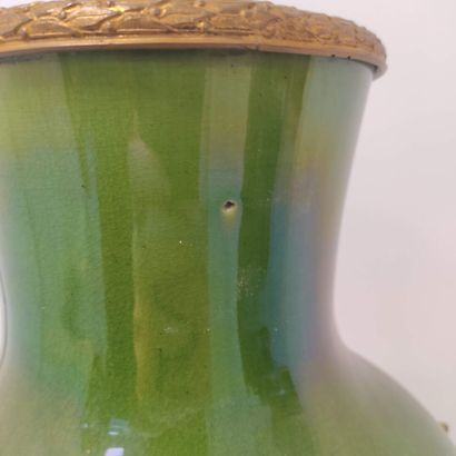 Important vase en faïence bleue et verte,...