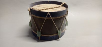Tambour cerclé de métal et de bois peint...
