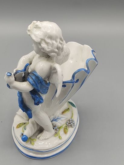 Vide poche figurant un angelot jouant de...