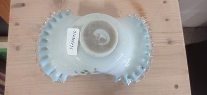 Vide-poche en verre émaillé. 

Le col ourlet...