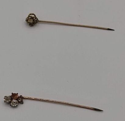 2 épingles à cravate en métal doré. L'une...