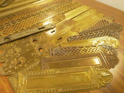Lot de 25 plaques de propreté en laiton ajouré.

H:...
