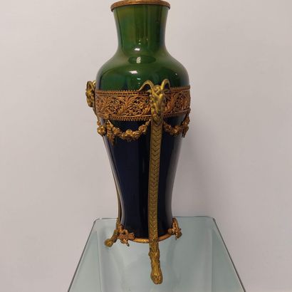 Important vase en faïence bleue et verte,...