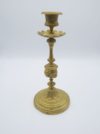 Paire de chandeliers en bronze doré et ciselé.

Fût...