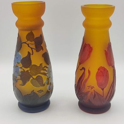 GALLE, Dans le goût de.

Deux vases de forme...