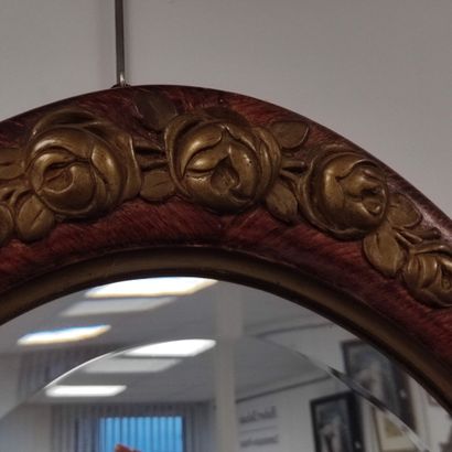 Miroir de forme oblongue patinée façon bois.

Décor...