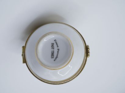 Boîte montre façon bobonnière en porcelaine...