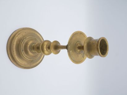 Paire de chandeliers en laiton, fût balustre....
