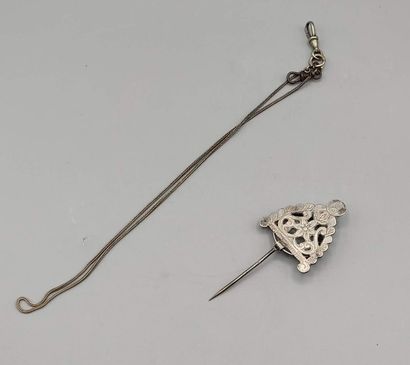 Fibule en argent? 

Poinçons illisibles.

Poids:...
