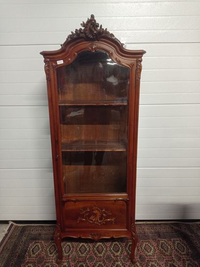 Petite vitrine en bois naturel.

Corniche...