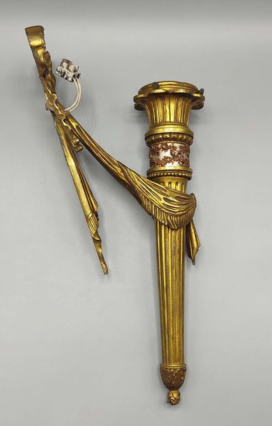 Suite de trois appliques en bronze doré et...