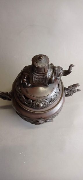JAPON.

Brûle-parfum en métal patiné à décor...