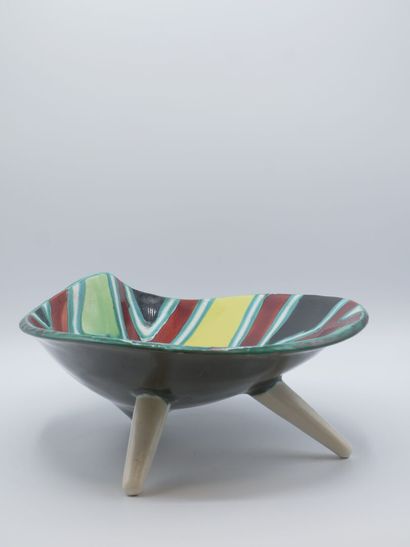 Coupe mouvementée en faience polychrome.

Pose...
