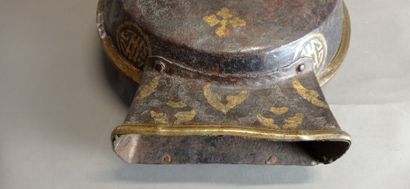 CHINE.

Curieuse gourde en métal patiné et...