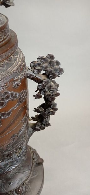 JAPON.

Paire de vases couverts en métal...