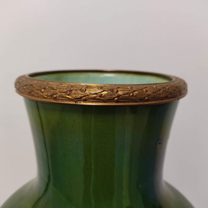 Important vase en faïence bleue et verte,...
