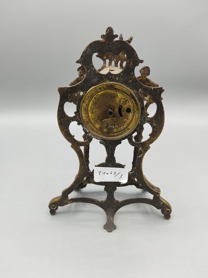 Deux petites pendulettes en laiton et métal...