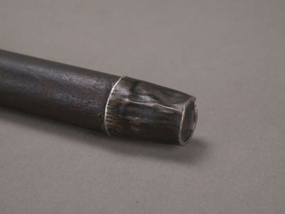 Canne épée, pommeau façon ivoire figurant...