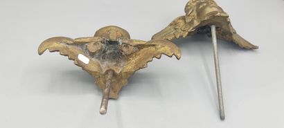 Paire d'éléments figurant des tête d'angelots.

Bronze...
