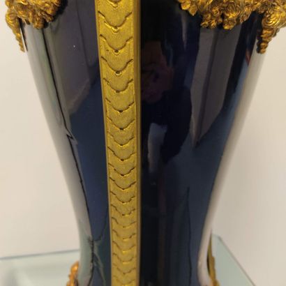 Important vase en faïence bleue et verte,...