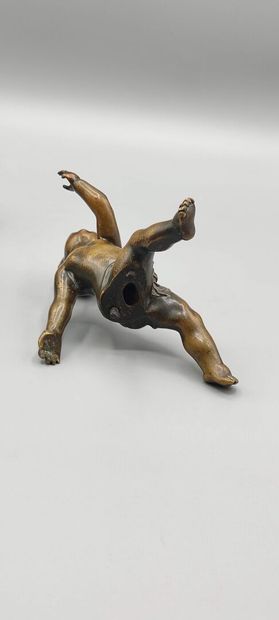 Deux éléments décoratifs figurant des angelots.

L'un...