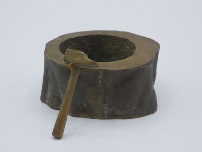 Petit cendrier en bronze figurant une souche...