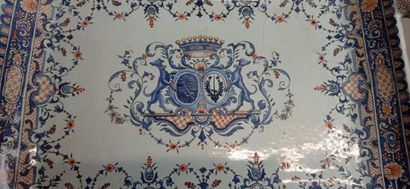 ROUEN?

Bannette en faïence polychrome. Décor...