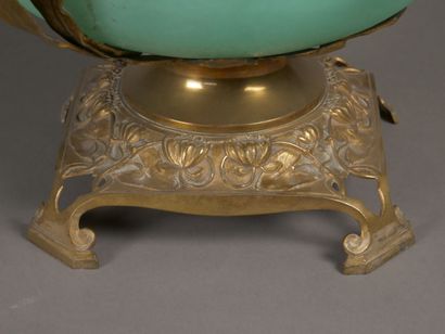 Important vase balustre en verre givré vert.

Monture...
