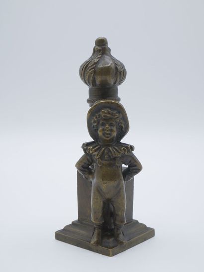 Enfant adossé à une colonne.

Bronze patiné.

Fonte...