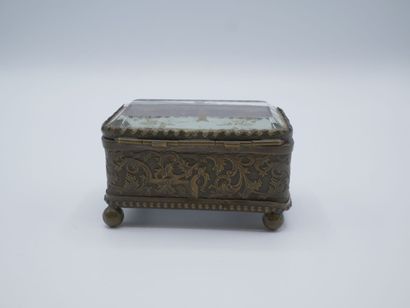 Boîte à bijou en métal patiné.

Dessus de...