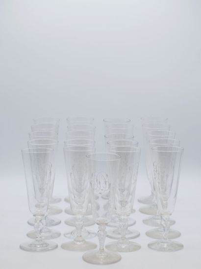 21 flutes en cristal monogrammées 