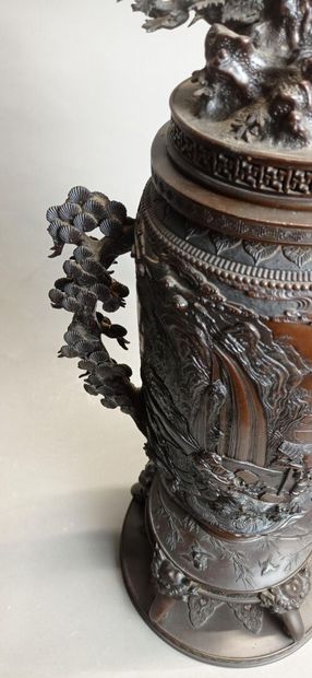 JAPON.

Paire de vases couverts en métal...