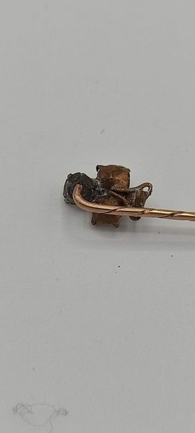 2 épingles à cravate en métal doré. L'une...