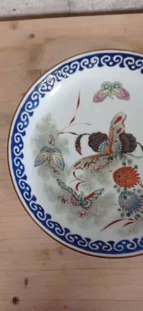 Coupelle en porcelaine polychrome à décor...