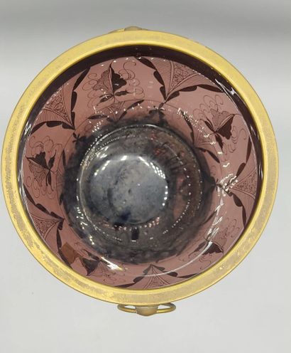 Sceau à champagne en verre fumé.

Décor appliqué...