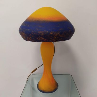 Dans le style Art-Nouveau

Lampe champignon...