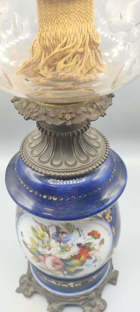 BAYEUX

Lampe à pétrole en porcelaine bleu...