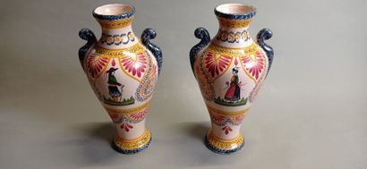 Henriot QUIMPER.

Paire de vases en faïence...