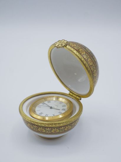 Boîte montre façon bobonnière en porcelaine...