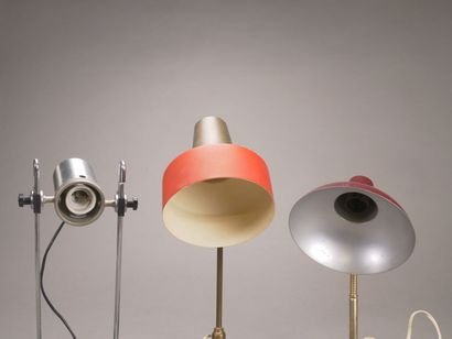 Réunion de trois lampes de bureau comprenant:

-...