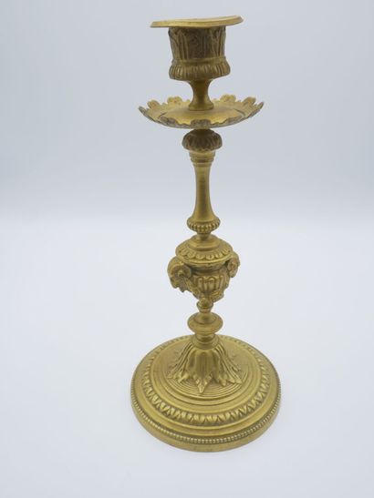 Paire de chandeliers en bronze doré et ciselé.

Fût...