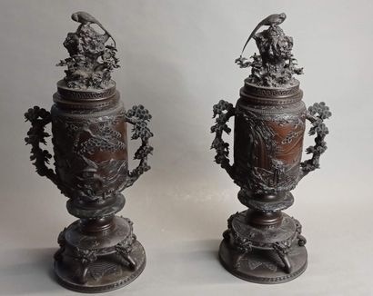 JAPON.

Paire de vases couverts en métal...