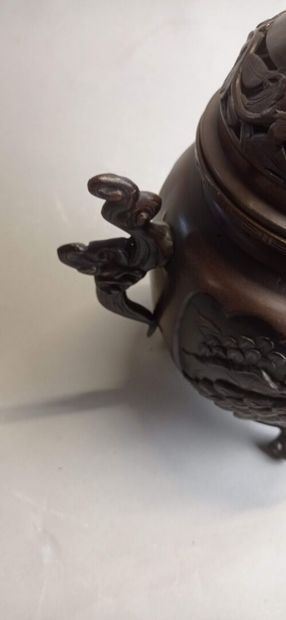 JAPON.

Brûle-parfum en métal patiné à décor...