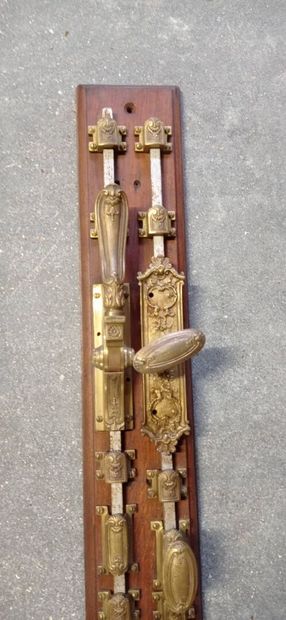 Crémones en bronze ciselé.

Sur un socle...