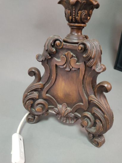 Pique-cierge monté en lampe en bois tourné...